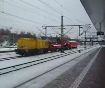 203 302-5 der DB Netz mit einem Schienenkran in Fahrtrichtung Kassel Rbf. Aufgenommen am 06.01.2011 in Kassel Wilhelmsh�he.