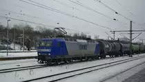 Lok 205 (145-CL 205) der RBH mit einem Kesselwagenzug in Richtung Kassel Rbf. Aufgenommen am 06.01.2011 in Kassel Wilhelmsh�he.