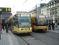 Zwei VBK Stra�enbahnen in Karlsruhe Hbf am 15.01.11