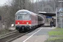 Sieht man immer seltener. Ein Karlsruher Steuerwagen. Hinten schiebt 110 493-4. Aufgenommen am 15/01/2011 in K�ln-West.