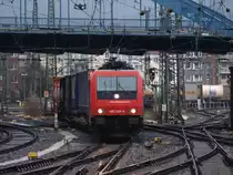 482 048-6 der SBB Cargo mit einem Containerzug am 08.01.2011 unter der Burtscheider Br�cke von Aachen West kommend bei der Durchfahrt des Aachener Hbf.
