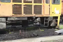 3107 (Krupp, Bj.1969, Fab.Nr. 4996) mit nur mehr einem Drehgestell abgestellt im Depot Hat Yai am 28.Oktober 2010. Eine Instandsetzung gilt als unwahrscheinlich. Zum Aufnahmezeitpunkt waren alle 31xx des Depot Hat Yai wegen Ersatzteilmangels abgestellt bzw. schon ausgemustert.
