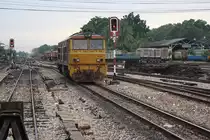 AHK 4216 (Co'Co', de, Krupp, Bj.1980, Fab.Nr. K-5482) fährt am 27.Oktober 2010 in der Hat Yai Junction an den Zug.