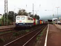 Heute drei verschiedene Farben der BR 140: 140 524-0 mit einem G�terzug auf Bahnhof Andernach am 20-7-2000. Bild und scan: Date Jan de Vries.