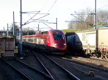 Zugbegegnung am Sonntag den 16.1.2011. Im Bahnhof Langerwehe durchfuhren der Thalys aus Paris und ein G�terzug der von 185 183-1 gezogen aus K�ln kommend  die Gleisanlagen.