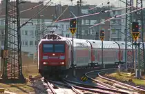 145 040-2 mit dem RE4 (10420) aus Dortmund bei der Ankunft in Aachen Hbf, Gr��e an die Triebfahrzeugf�hrerin, 16.1.11