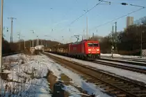 185 201-1 bef�hrt mit einem H-Wagen Ganzzug den Bft K�ln West Richtung S�den am 05.01.2011