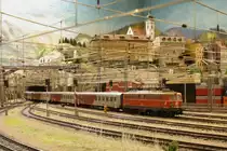 1142.685 f�hrt mit dem Eilzug 1591 vor der Kulisse der Altstadt Steinbach in den gleichnamigen Bahnhof ein. Modelleisenbahn Knittelfeld