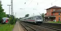 Wicklesgreuth am 19.5.08 vor dem langwierigen Umbau f�r die S-Bahn: Links wartet 642 618 auf Gleis 5 auf die n�chste Fahrt nach Windsbach, und in der Mitte f�hrt ein Intercity nach N�rnberg auf dem bahnsteiglosen Gleis 3 durch. 
