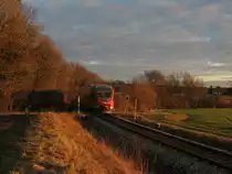 AM sp�ten Nachmittag kam dann doch noch die Sonne raus. Hier f�hrt die Baumbergebahn nach M�nster auf die Stadt Billerbeck zu.