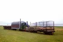 1984 reichte das Netz der Bahnen zur Neulandgewinnung noch von Spieka Neufeld bis kurz vor Cuxhaven Duhnen, wobei die Strecke in Sahlenburg direkt an der Strandpromenade verlief. Diese Verbindungsstrecke wurde Anfang der 1990er eingestellt und das  Netz  geteilt. Bei Duhnen gab es noch einen Restbetrieb bis etwa 2005, wobei das Material vom Bauhof nun per LKW angeliefert und auf die Feldbahn vor Ort umgeladen wurde. Endlich konnten die Touristen in Sahlenburg ihre Ruhe geniessen, ohne dass die Materialz�ge an ihren Strandk�rben vorbeirumpelten. Aufnahme zwischen Sahlenburg und Duhnen, 24.07.1984.