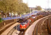221 122 wartet auf Ausfahrt in M�lheim Styrum, 16.05.1986. Hauptanschliesser hier waren die Mannesmann R�hrenwerke.