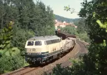 217 020 mit einem G�terzug Richtung N�rnberg bei Etzelwang, 02.07.1985.