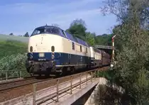 221 117 und eine 215 am 18.05.1985 bei Heiligenhaus Hoferm�hle mit einem Leerzug f�r die KAlkwerke Rohdenhaus.