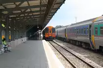 APD.20 2519 (Daewoo Heavy Industries, Bauj. 1995) am 28.Oktober 2010 als SP EXP DRC 41 (Bangkok - Yala) beim planmäßigem Halt in der Hat Yai Junction.

