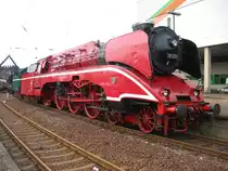 Dampflok 18-201 steht in dieses 21/9/2002 V�lklingen Bahnhof Foto.