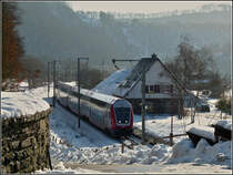 Die RB 3211 Luxemburg-Wiltz verl�sst am 02.01.2011 die tiefverschneite Haltestelle Michelau. (Jeanny)