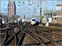 Das Vorfeld des K�lner Hauptbahnhofs mit einem ausfahrenden ICE 3 fotografiert am 20.11.2010. (Hans)