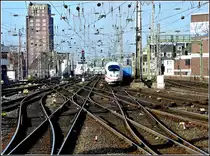 Das Vorfeld des K�lner Hauptbahnhofs mit einem ausfahrenden ICE 3 fotografiert am 20.11.2010. (Hans)