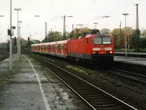 143 964-5 mit S 98207 Duisburg-Dortmund auf Wanne-Eickel Hauptbahnhof am 28-10-2000. Bild und scan: Date Jan de Vries.

