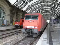 S1 nach Sch�na mal wieder von Gleis 17.
Weil anscheind 145 048 Technische Probleme hatte fuhr sie R�ckw�rts wieder aus dem Bahnhof und wartete auf Ersatzlok 143er.
Dresden HBF 18.01.11