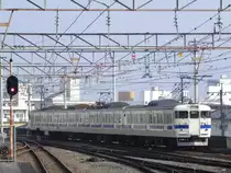 Series 113 Zug auf der Nippo Main Line bei der Einfahrt in den Bahnhof JR Beppu am 08.11.2010. Dieser Zug verkehrt als Local zwischen Kokura und Oita.