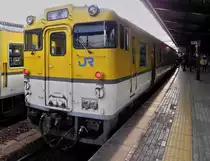 Series 115 Local am 08.11.2010 im Bahnhof von JR Shin-Yamaguchi, wo er gerade aus Masuda �ber die Yamaguchi Line angekommen ist. (Nachbearbeitet!)