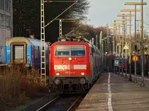 111 124-4 am 17.01.2011 mit RE4 bei der Einfahrt in Aachen West. Links im Bild der blaue Anton, ein Messwagen der RWTH Aachen vom Institut f�r Schienenfahrzeuge (IFS) auf einem Privatgleisanschluss. Rechts verl��t RB20 Aachen West Richtung Herzogenrath. 