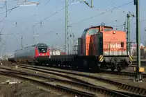 Am sp�ten Vormittag des 17.01.2011 wartete die V 160.3 der hvle im Gleisvorfeld des Bahnhofs Bitterfeld auf freie Fahrt Richtung S�den. Der Zug bestand insgesamt aus vier Schutzwagen zwischen die die Einheit DB 442 257 eingestellt war. Die Einheit war fabrikneu, wovon die Palsteschutzh�llen �ber den Fahrgastsitzen zeugten.
