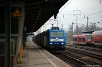 185 510-5 der HLG mit einem leeren Holzzug in Berlin Sch�nefeld Flughafen in Richtung Gr�nauer Kreuz. 18.01.2011