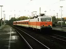 143 593-2 mit S 98211 Essen-Dortmund auf Wanne-Eickel Hauptbahnhof am 28-10-2000. Bild und scan: Date Jan de Vries.