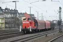 Mit einem kurzen �berbringerzug rollte 365 733-5 der RSE am 07/01/2011 durch K�ln-West. 