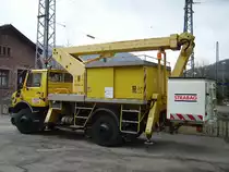 Ein Zweiwege Unimog von Strabag am 14.03.10 in Neckargem�nd Bhf