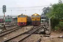 GEA 4556 (Co'Co', de, General Electric, Bj.1995) f�hrt am 29.Oktober 2010 im Bf. Hat Yai Junction von Gleis 1 aus. Links wartet die Verschubreserve GEK 4027 (Co'Co', de, General Electric, Bj.1963, Fab.Nr. 34876)auf Ihren n�chsten Einsatz.