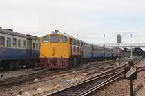 GEK 4047 (Co'Co', de, General Electric, Bj.1966, Fab.Nr. 35953)f�hrt am 28.Oktober 2010 im Bf. Hat Yai Junction mit dem ORD 455 (Nakhon Si Thammarat - Yala) von Gleis 3 aus.