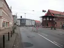 Bahn�bergang Tribseer Damm Richtung Zentrum in Stralsund am 18.Januar 2011.Viele Jahre war dieser Bahn�bergang neben dem R�gendamm ein Nadel�hr,da es hier manchmal eine Ewigkeit dauerte bis die Schranken wieder ge�ffnet wurden und die Autos sich kilometerlang stauten,bis die letzten Autos �ber den �berweg waren,waren die Schranken schon wieder geschlossen.Wir Einheimischen versuchten schon immer �ber Schleichwege  diesen Bahn�bergang zuvermeiden. 