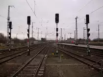 Ausfahrsignale in Stralsund in Richtung Berlin und R�gen am 18.Januar 2011.Aufnahme vom Bahnsteigende.