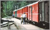 Das gescannte Dia ist zwar nicht eben scharf, trotzdem m�chte ich diese Szenerie hier zeigen, vermittelt sie doch einen Eindruck, wie es Anfangs der neunziger Jahre bei der RhB aussah. Postempfang und Versand mit Postwagen wie hier in Versam-Safien gibts bei der RhB schon lange nicht mehr. Gr�ne Einheitswagen und St�ckgut oder Alpviehwagen sind auch pass�. (Archiv ca. 1990)