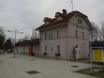 Das Bahnhofsgeb�ude von der Stra�enseite aus fotografiert, in Ebersberg (Oberbay); 14.01.2011