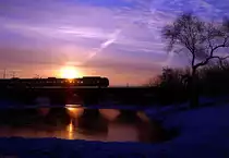 Ein 425 vor der aufgehenden Sonne �berquert die Ruhrwiesen bei Duisburg Kaiserberg, 01.02.2003.