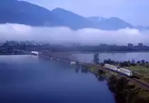 5146 208 �berquert mit N4982 den Feistritzer Stausee bei Weizelsdorf, 04.08.1989.