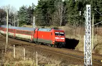101 062-8 mit einem IC aus Richtung Berlin Hbf tief kommend 
Genshagener Heide 17.1.2011