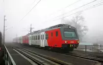 4020 310-1 bef�hrt als R 2177 (Sigmundsherberg-Wien FJB) aus dem Nebel kommend die Weidlingbachbr�cke/Klosterneuburg. 17.01.11