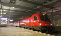 W�hrend in fr�heren Zeiten zahlreiche Fernverkehrsz�ge am damaligen Wiener Nordbahnhof an- und abfuhren, f�hrt heute noch ein Fernzug an naher Stelle den heutigen Bahnhof Wien Praterstern an. 1216 239 hat am sp�teren Abend als EC 177  Johannes Brahms  aus Berlin Gesundbrunnen seinen Endbahnhof erreicht. 17.01.11