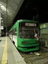 Wagen 3955 (Green Liner) der Hiroshima Strassenbahn in der Haltestelle  Hiroden-Nishi-Hiroshima  auf Gleis 1 am 09.11.2010. Dieser Zug f�hrt vier Mal t�glich von Nishi-Hiroshima nach Miyajima-guchi auf der Hiroden Miyajima Line. Diese Strecke ist nicht Teil der  Inner City , verkehrt auf einem eigenen Gleisk�rper und f�llt auch nicht unter die  150Yen f�r eine Fahrt, egal wie weit -Regel.