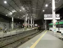 Station  Hiroden-Nishi-Hiroshima  am 09.11.2010. Die Gleise 2 und 3 in der Mitte sind Durchgangsgleise von JR Hiroshima nach Miyajima-guchi (Linie 2). Von Gleis 1 (rechts) aus f�deln Zusatzz�ge ein, die in Richtung Miyajima-guchi fahren (Linie 2 - Green mover). Auf Gleis 4 (links) endet die Linie 3. Interessant ist hierbei, dass diese Haltestelle das Ende der Strassenbahn darstellt. In Richtung JR Hiroshima f�hrt man als reine Strassenbahn, in Richtung Miyajima-guchi auf eigenem Gleisbett.