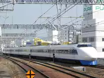 Shinkansen Series 100 Zug bei der Einfahrt in JR Hiroshima am 11.11.2010.