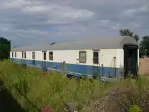 Ein Ozeanblau-beiger Bahnpost Wagen in Glauchau, am 01.08.10.