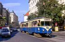 Baden, WLB 92, Wiedner Hauptstraße. 14.09.1987.


1958 wurden für die Kölner Vorortbahnen 25 4-achsige Trieb- und 22 Steuerwagen mit Mitteleinstieg bestellt. Zehn Jahre später wurden die Vorortlinien in das Straßenbahnnetz integriert, die noch neuwertigen Wagen wurden überflüssig. 9 Triebwagen und 6 Steuerwagen kamen zur Wiener Lokalbahn, wo sie bis 1993 im Einsatz waren. Über die Wiedner Hauptstraße kamen sie bis zum Wiener Ring, so wie hier am 14.09.1987 in der Wiedner Hauptstraße. Es führt Steuerwagen 92 (ex Klön 2144). Die Steuerwagen wurden zur Betätigung der Weichen auch mit Stromabnehmern ausgerüstet.