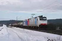 186 107 + 482 044 mit einem Containerzug am 08.01.2011 bei P�lling.